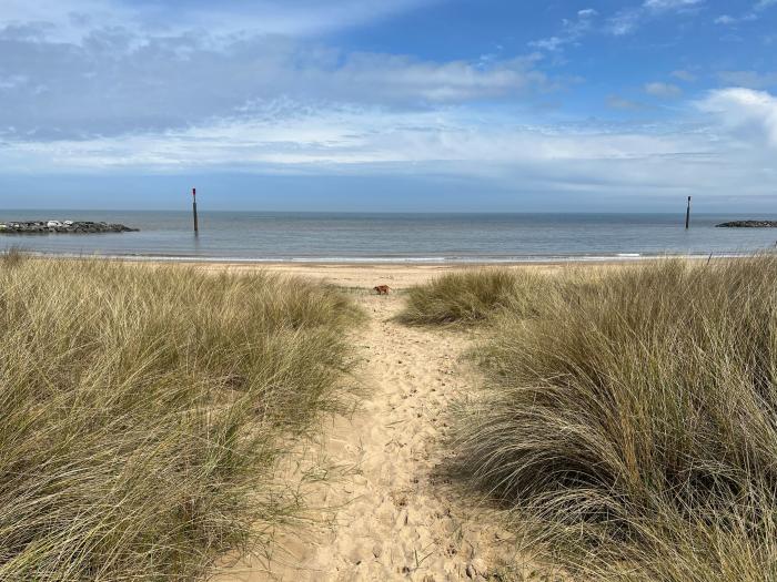 Holly Cottage, Sea Palling, Norfolk. Beach nearby. Woodburning stove. Enclosed garden. Pet-friendly.