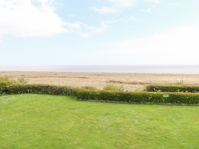 Gull Cottage, Kessingland, Suffolk. Open-plan. Pet-friendly. Sea views. Off-road parking.