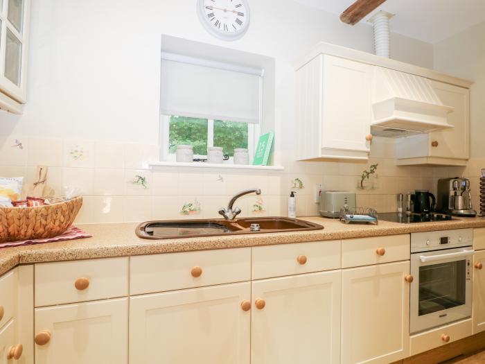 Hungers Cottage, Byworth near Petworth, Sussex. Pet-friendly. Close to a pub. 2bed. WiFi and TV.