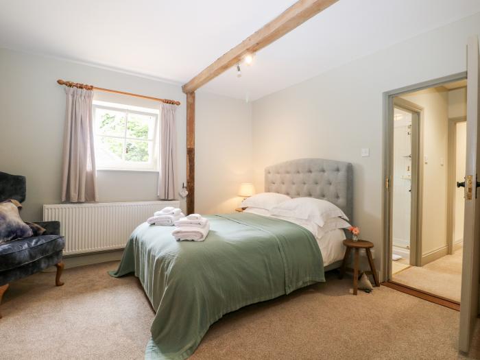 Hungers Cottage, Byworth near Petworth, Sussex. Pet-friendly. Close to a pub. 2bed. WiFi and TV.