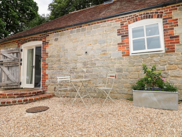 Hungers Cottage, Byworth near Petworth, Sussex. Pet-friendly. Close to a pub. 2bed. WiFi and TV.