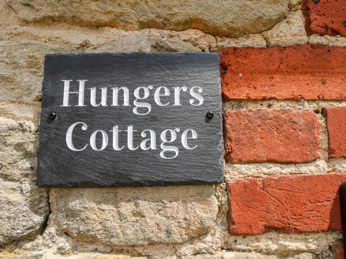 Hungers Cottage, Byworth near Petworth, Sussex. Pet-friendly. Close to a pub. 2bed. WiFi and TV.