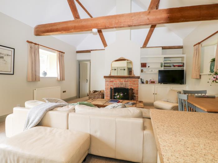 Hungers Cottage, Byworth near Petworth, Sussex. Pet-friendly. Close to a pub. 2bed. WiFi and TV.