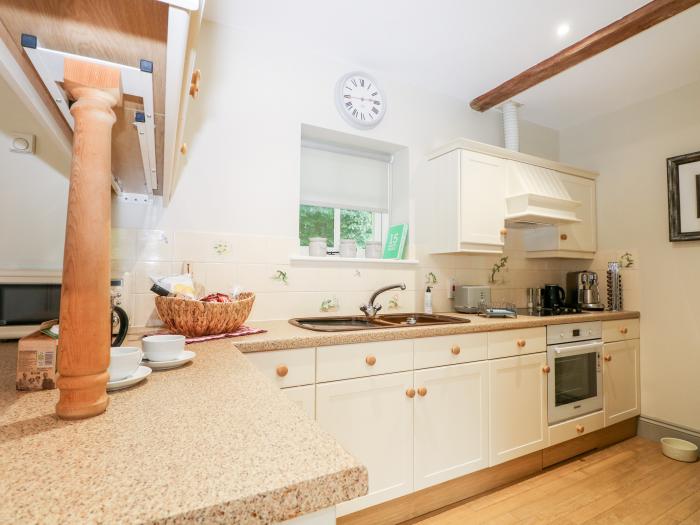 Hungers Cottage, Byworth near Petworth, Sussex. Pet-friendly. Close to a pub. 2bed. WiFi and TV.