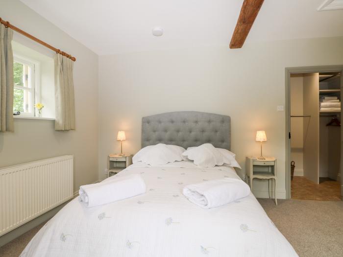 Hungers Cottage, Byworth near Petworth, Sussex. Pet-friendly. Close to a pub. 2bed. WiFi and TV.