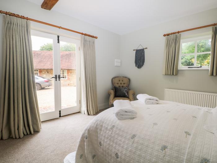 Hungers Cottage, Byworth near Petworth, Sussex. Pet-friendly. Close to a pub. 2bed. WiFi and TV.