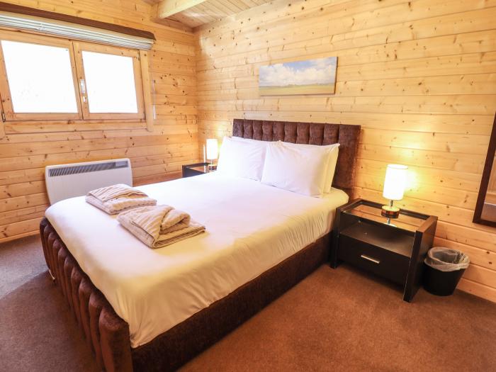 iLodge 73 in Kenwick, Lincolnshire, sleeps eight guests in three bedrooms. Hot tub, private parking.