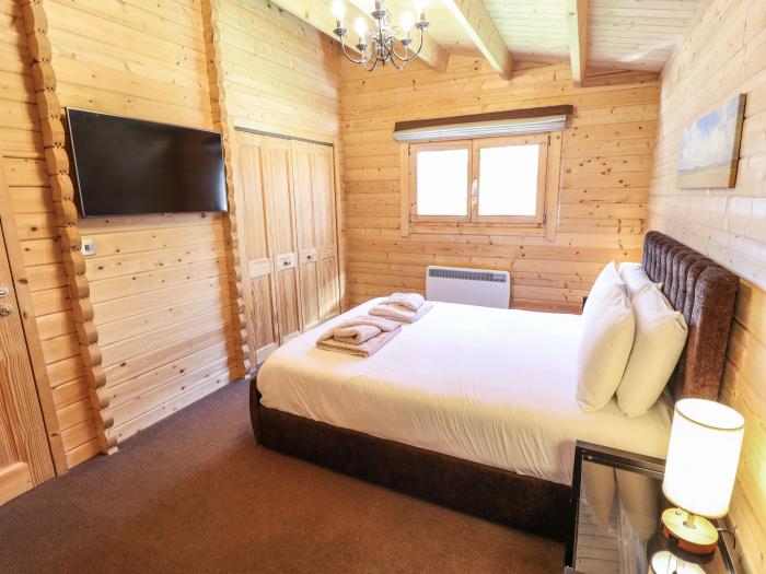 iLodge 73 in Kenwick, Lincolnshire, sleeps eight guests in three bedrooms. Hot tub, private parking.