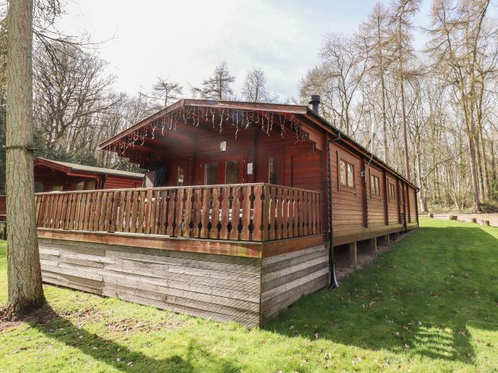 iLodge 73 in Kenwick, Lincolnshire, sleeps eight guests in three bedrooms. Hot tub, private parking.