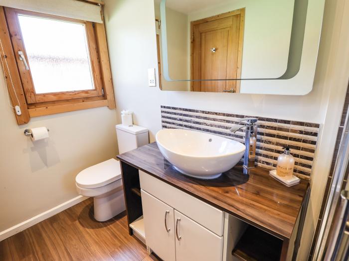 iLodge 73 in Kenwick, Lincolnshire, sleeps eight guests in three bedrooms. Hot tub, private parking.