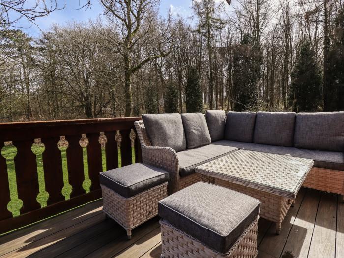 iLodge 73 in Kenwick, Lincolnshire, sleeps eight guests in three bedrooms. Hot tub, private parking.