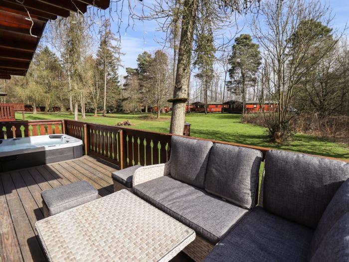 iLodge 73 in Kenwick, Lincolnshire, sleeps eight guests in three bedrooms. Hot tub, private parking.