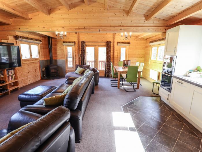 iLodge 73 in Kenwick, Lincolnshire, sleeps eight guests in three bedrooms. Hot tub, private parking.