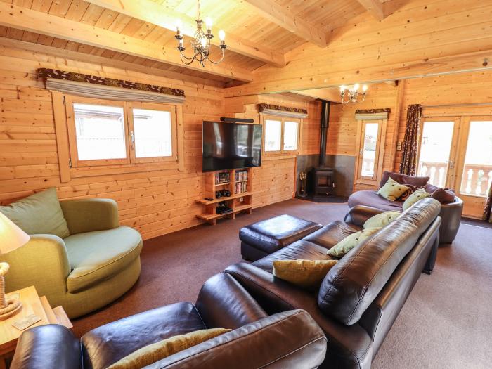 iLodge 73 in Kenwick, Lincolnshire, sleeps eight guests in three bedrooms. Hot tub, private parking.