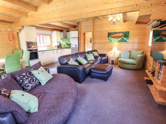 iLodge 73 in Kenwick, Lincolnshire, sleeps eight guests in three bedrooms. Hot tub, private parking.