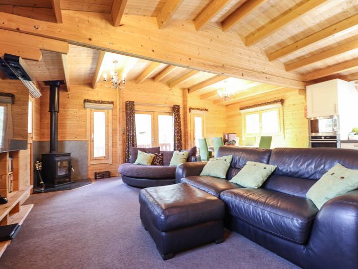 iLodge 73 in Kenwick, Lincolnshire, sleeps eight guests in three bedrooms. Hot tub, private parking.