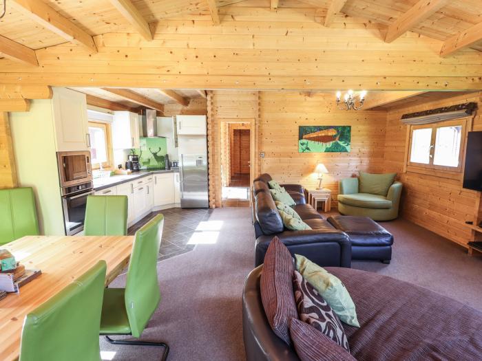 iLodge 73 in Kenwick, Lincolnshire, sleeps eight guests in three bedrooms. Hot tub, private parking.