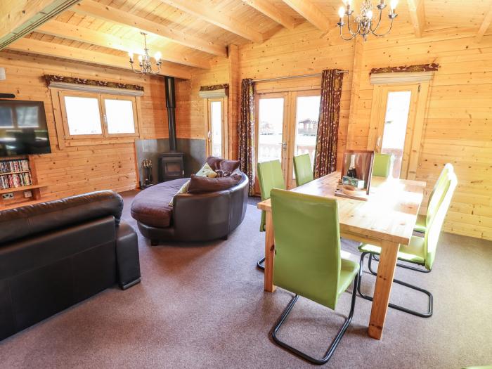 iLodge 73 in Kenwick, Lincolnshire, sleeps eight guests in three bedrooms. Hot tub, private parking.