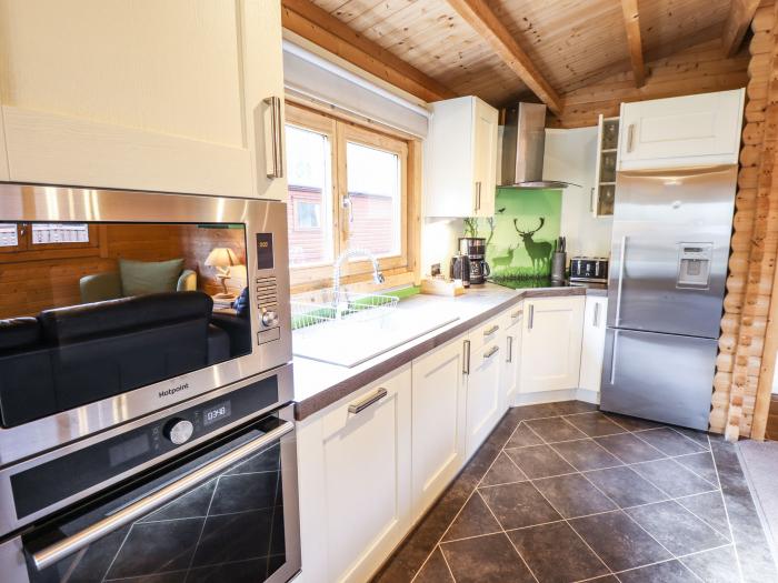 iLodge 73 in Kenwick, Lincolnshire, sleeps eight guests in three bedrooms. Hot tub, private parking.