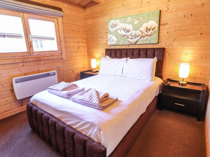 iLodge 73 in Kenwick, Lincolnshire, sleeps eight guests in three bedrooms. Hot tub, private parking.