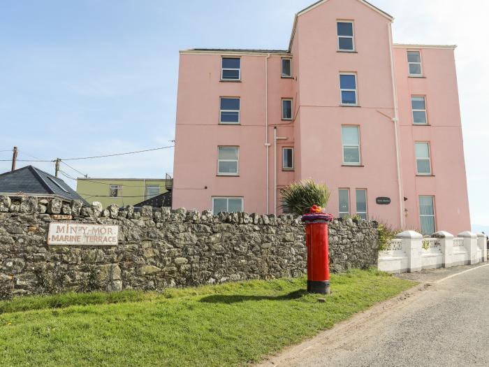 The Nook in Criccieth, Gwynedd, North Wales, near National Park, sea view, near beach, pet-friendly.