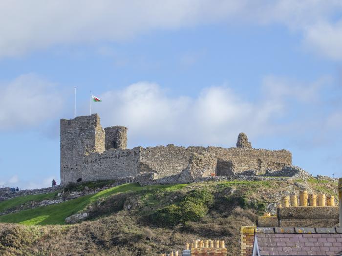 The Nook in Criccieth, Gwynedd, North Wales, near National Park, sea view, near beach, pet-friendly.