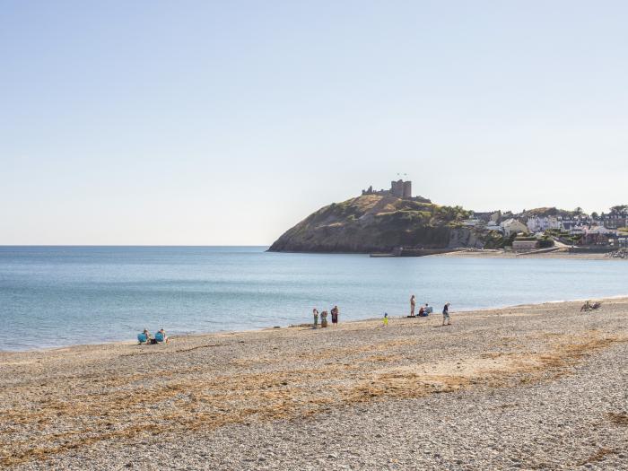 The Nook in Criccieth, Gwynedd, North Wales, near National Park, sea view, near beach, pet-friendly.