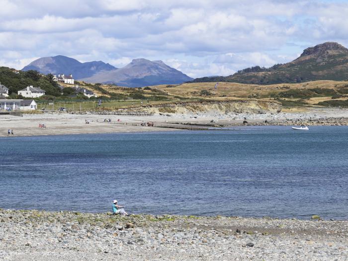 The Nook in Criccieth, Gwynedd, North Wales, near National Park, sea view, near beach, pet-friendly.