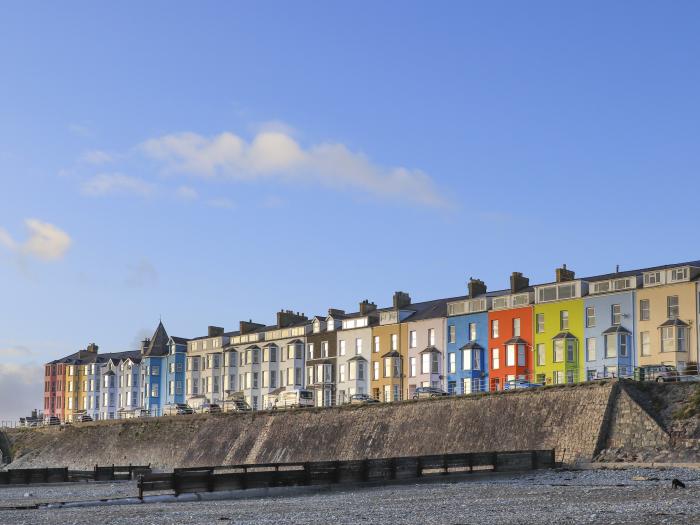 The Nook in Criccieth, Gwynedd, North Wales, near National Park, sea view, near beach, pet-friendly.