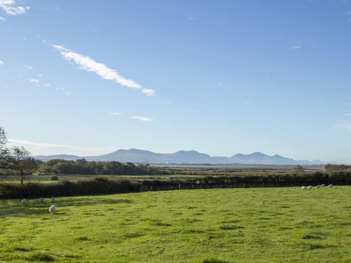 Traeth Y Bryn, Pen-Lon, Gwynedd. Off-road parking for 2 cars. 1 dog welcome. Barbecue WiFi and Games