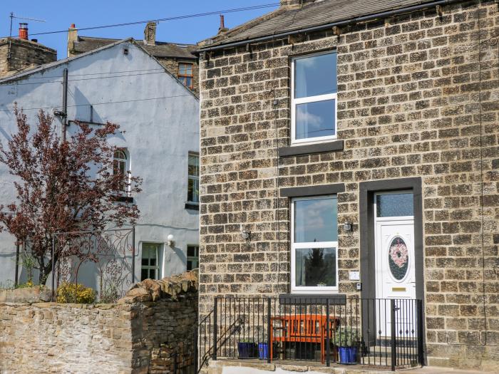 Canal View Cottage, Kildwick, near Farnhill, Yorkshire Dales, close to Yorkshire Dales National Park