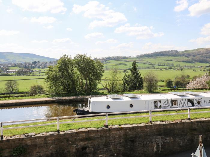 Canal View Cottage, Kildwick, near Farnhill, Yorkshire Dales, close to Yorkshire Dales National Park