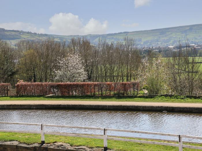 Canal View Cottage, Kildwick, near Farnhill, Yorkshire Dales, close to Yorkshire Dales National Park