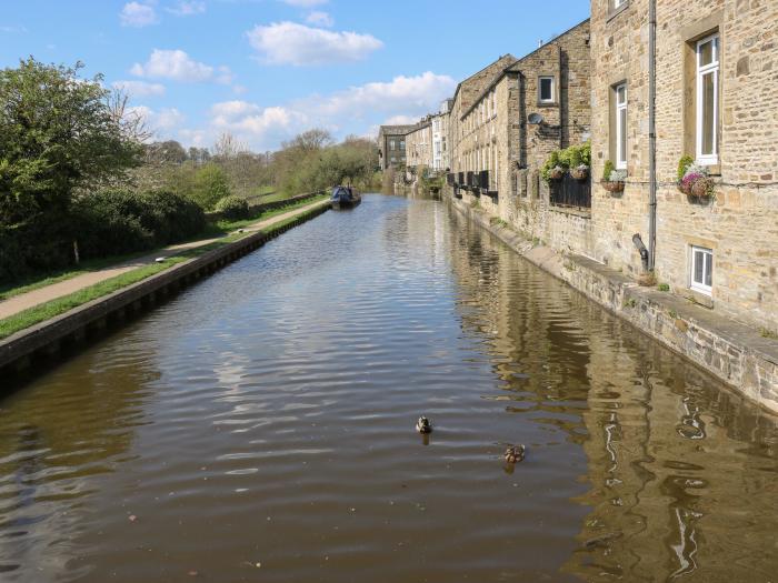 Canal View Cottage, Kildwick, near Farnhill, Yorkshire Dales, close to Yorkshire Dales National Park