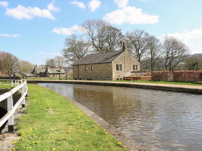 Canal View Cottage, Kildwick, near Farnhill, Yorkshire Dales, close to Yorkshire Dales National Park