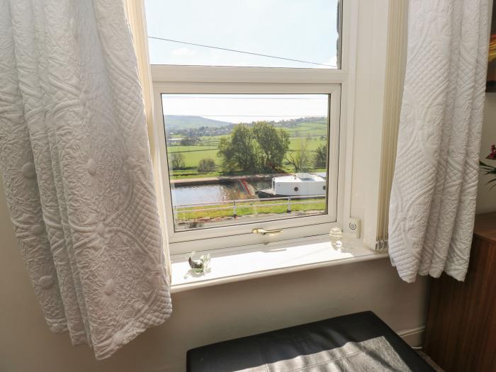 Canal View Cottage, Kildwick, near Farnhill, Yorkshire Dales, close to Yorkshire Dales National Park