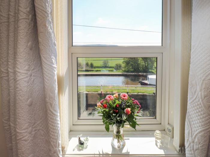 Canal View Cottage, Kildwick, near Farnhill, Yorkshire Dales, close to Yorkshire Dales National Park