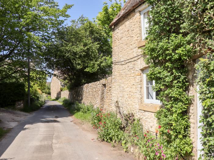 Woodbine Cottage, Stow-On-The-Wold, Gloucestershire. Charming, two-bedroom cottage in AONB. Pet-free