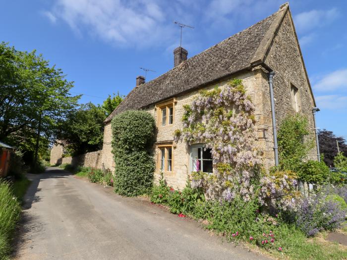 Woodbine Cottage, Stow-On-The-Wold, Gloucestershire. Charming, two-bedroom cottage in AONB. Pet-free