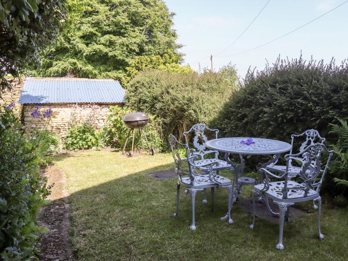 Woodbine Cottage, Stow-On-The-Wold, Gloucestershire. Charming, two-bedroom cottage in AONB. Pet-free