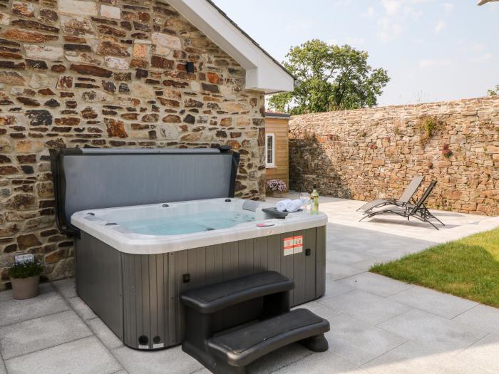 Pear Tree Cottage, St. Mellion near St Dominick, Cornwall. Hot tub. Smart TV. Open plan. In an AONB.