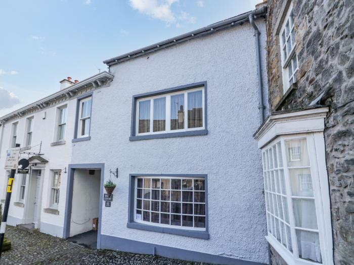 Old Book Shop, Cartmel, Cumbria. Three-bedroom home near amenities and national park. En-suite rooms