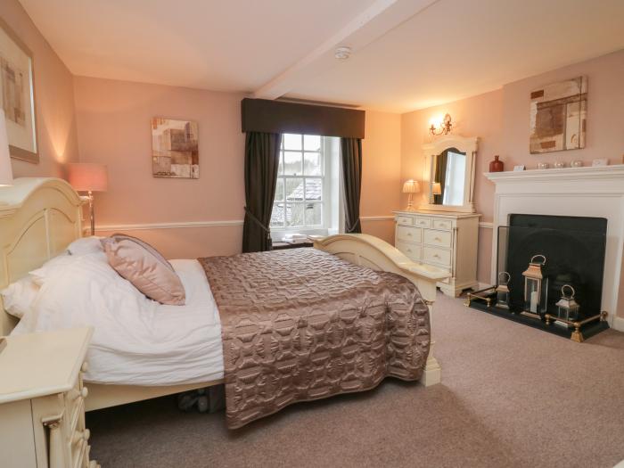 Old Book Shop, Cartmel, Cumbria. Three-bedroom home near amenities and national park. En-suite rooms