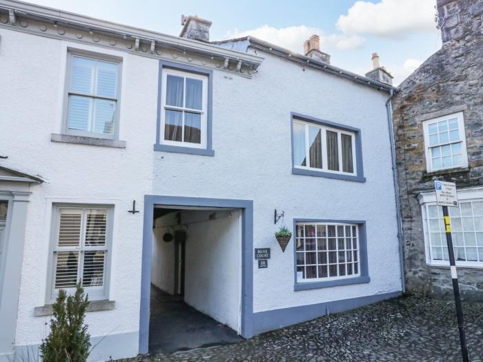 Old Book Shop, Cartmel, Cumbria. Three-bedroom home near amenities and national park. En-suite rooms