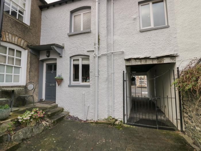 Old Book Shop, Cartmel, Cumbria. Three-bedroom home near amenities and national park. En-suite rooms