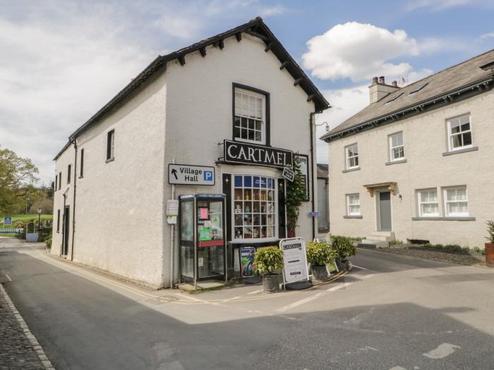 Old Book Shop, Cartmel, Cumbria. Three-bedroom home near amenities and national park. En-suite rooms