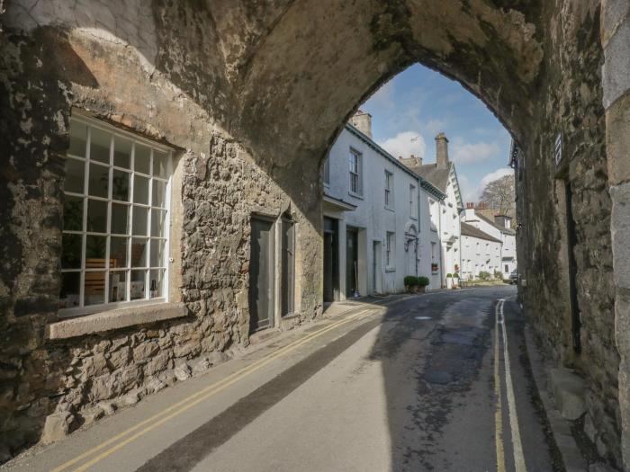 Old Book Shop, Cartmel, Cumbria. Three-bedroom home near amenities and national park. En-suite rooms