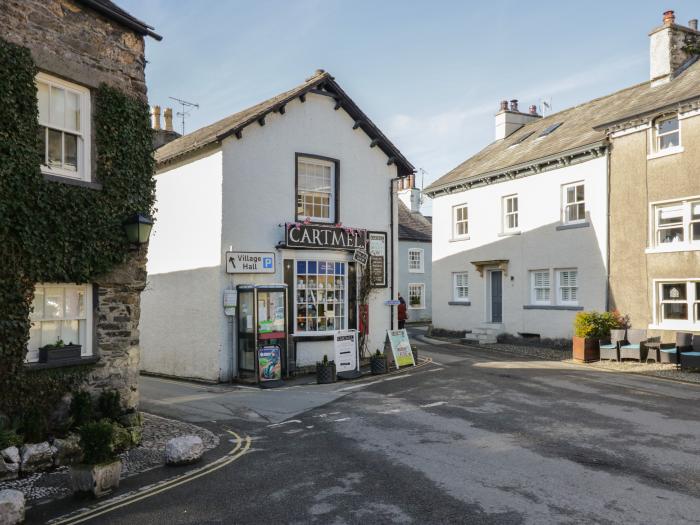 Old Book Shop, Cartmel, Cumbria. Three-bedroom home near amenities and national park. En-suite rooms