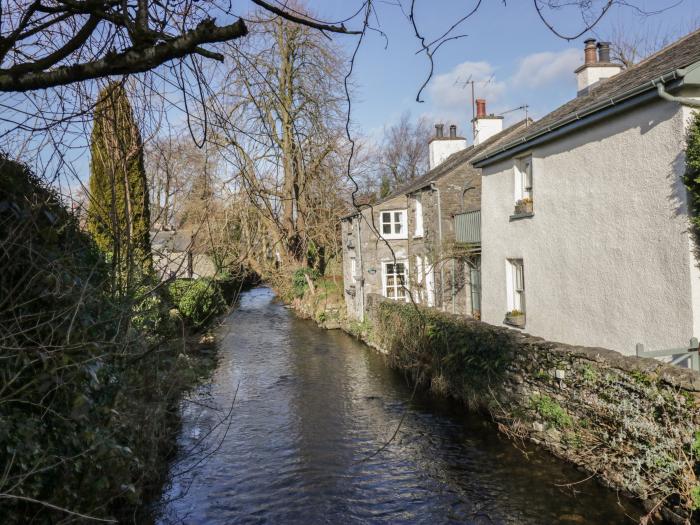 Old Book Shop, Cartmel, Cumbria. Three-bedroom home near amenities and national park. En-suite rooms