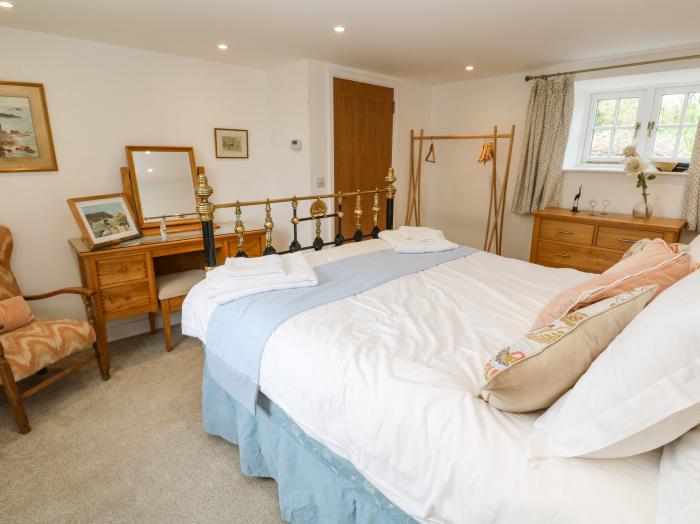 Gilly Skyber, Mawgan, Cornwall, off-road parking, dog-friendly, enclosed garden, underfloor heating.